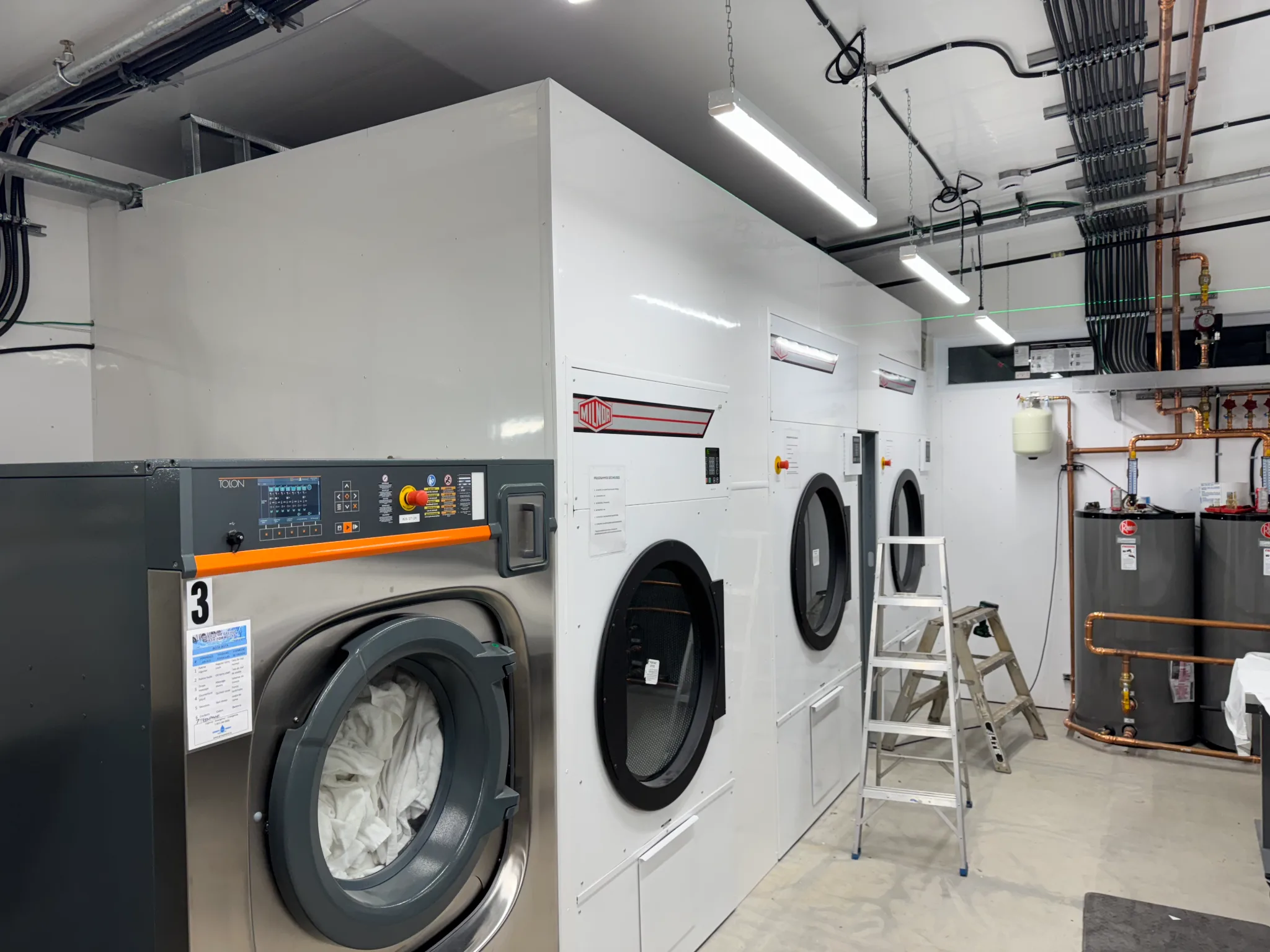 Buanderie industrielle Construction complète d’une buanderie moderne et fonctionnelle adaptée à un usage intensif.